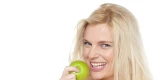 Frau, die einen Apfel isst
