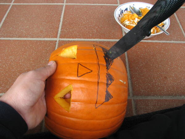 leil.de/di/pics/ausschneiden_kuerbis_gesicht.JPG