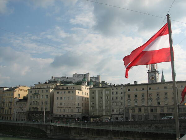 leil.de/di/pics/flagge_oesterreich_ueber_salzburg_2009.jpg