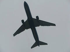 leil.de/di/pics/flugzeug_von_unten.jpg