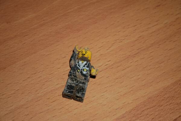 leil.de/di/pics/lego_maennchen_nach_25_in_der_erde_1.jpg