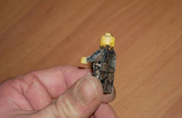 leil.de/di/pics/lego_maennchen_nach_25_in_der_erde_3.jpg