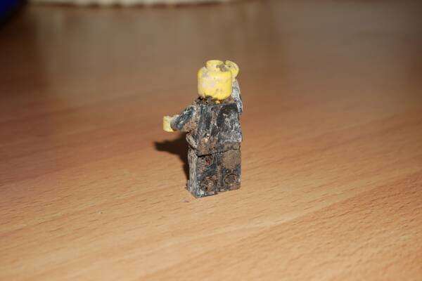 leil.de/di/pics/lego_maennchen_nach_25_in_der_erde_5.jpg