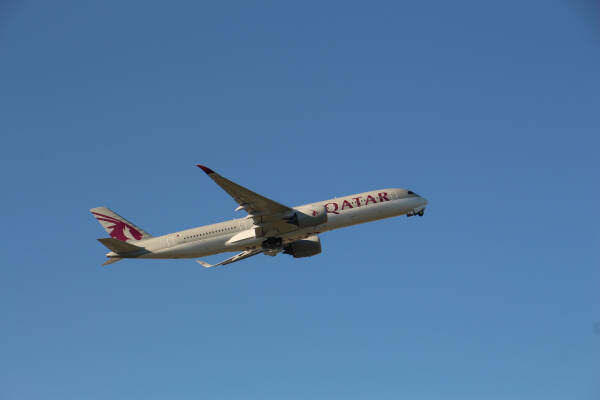 leil.de/di/pics/qatar_airways_A350_start.jpg