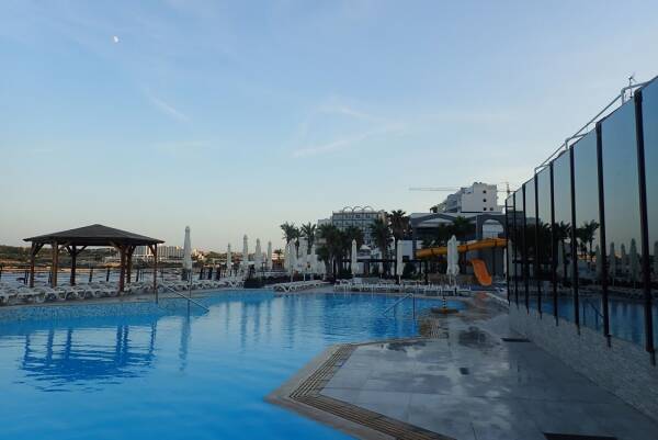 leil.de/di/pics/swimming-pool-hotel-malta.JPG