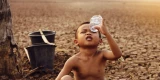 Ungerechte Verteilung des Wassers: Kind in Wüste auf der Suche nach Wasser