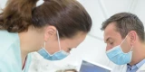 lachende Patientin beim Zahnarzt