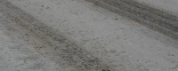 Matsch und Schnee auf der Straße