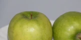 zwei grüne Äpfel