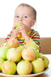 Baby isst Äpfel