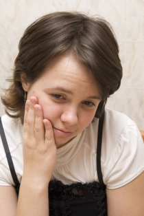 Junge Frau mit Zahnschmerzen