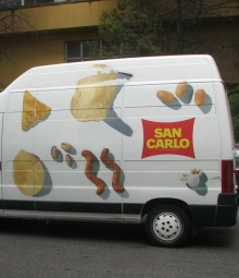 Van mit Werbung für Knabberartikel