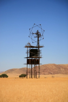 Handymast in der Savanne