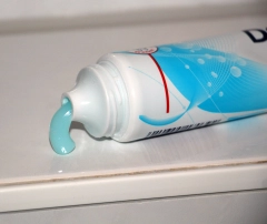 blaue Zahnpasta von DM