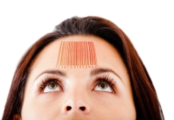 Frau mit Barcode auf Stirn