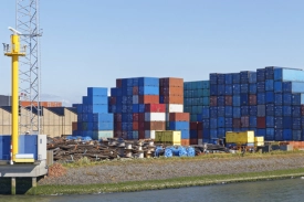 sich stapelnde Container im Hafen