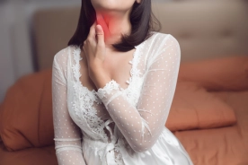 Frau mit Halsschmerzen