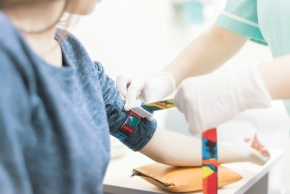 Person beim Spenden von Blut