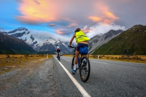 Radfahrer auf der Straße mit Mt Cook im Hintergrund