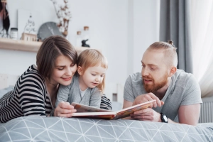 Eine Familie liest ein Kinderbuch
