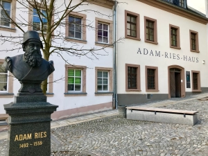 Adam Riese-Statue und Haus