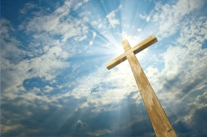 Kreuz Jesu mit Blick auf Himmel