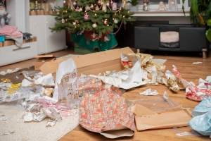 Müll unterm Weihnachtsbaum (Geschenkpapier, Verpackungen...)