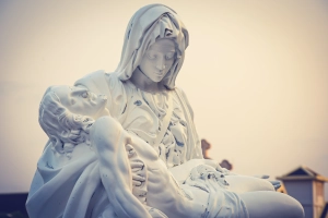 Statuen Maria mit totem Jesus. Maria trauert