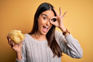 Frau freut sich über Chips