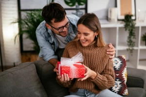 Mann schenkt Frau ein kleines Geschenk