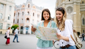 Touristinnen mit Karte