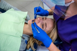 Symbolbild Frau bei Zahnarzt Behandlung