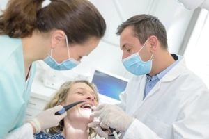 lachende Patientin beim Zahnarzt