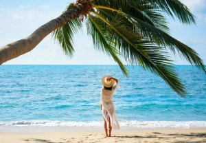 Frau am Strand einer eigenen Insel