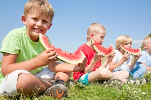 Kinder essen Wassermelonen