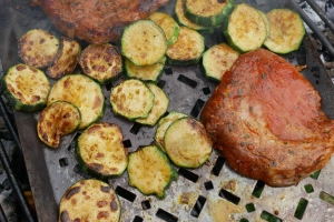 Fleisch und Gemüse auf dem Grill