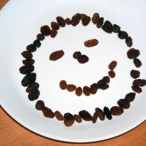 fröhliches Rosinen-Gesicht