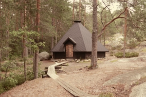 Hütte im Wald von Finnland