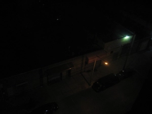 Leere Straße bei Nacht