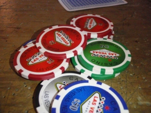 Pokerchips auf einem Tisch