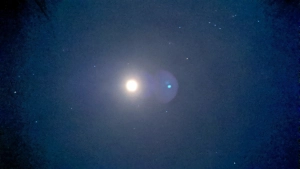 Sonne nachts von der Erde aus fotografiert