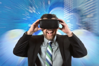 Mann mit VR Brille