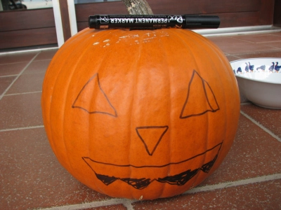 Vorgezeichnetes Gesicht auf Kürbis