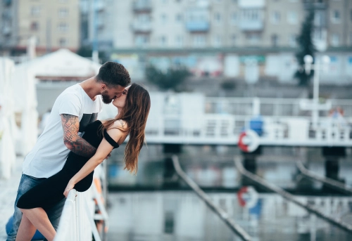 Kuss auf einer Brücke