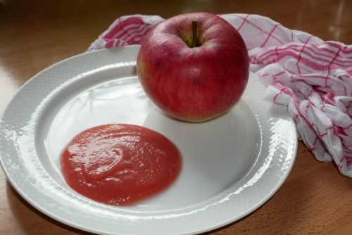 Bild der Tages - Ein Apfel und Mus aus Äpfeln und Brombeeren