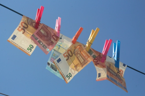 Bild der Tages - Geld hängt an einer Wäscheleine - Ist das schon Geldwäsche?