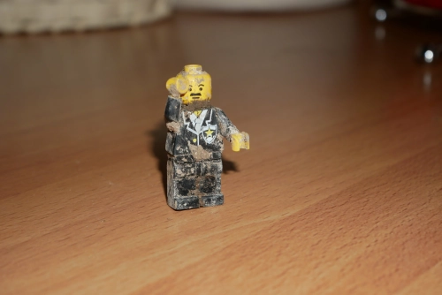 Lego-Männchen nach 25 Jahren unter der Erde